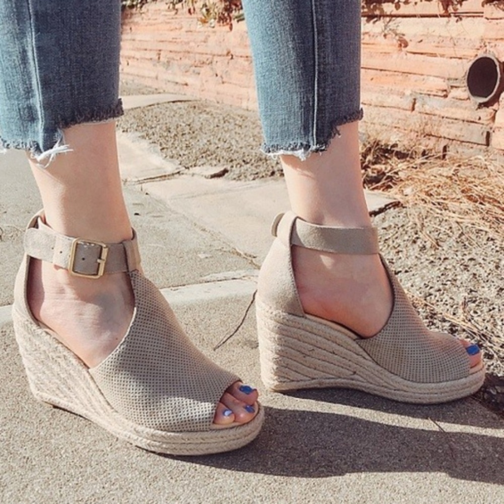 LAST ONE! NWT Adorable Suede Wedge Sandals 10 - Picture 3 of 4